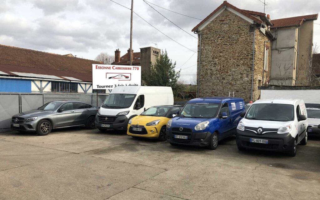 Atelier de carrosserie, véhicules en cours de réparation