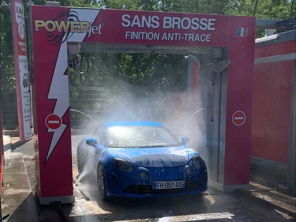 Application de la mousse au portique
